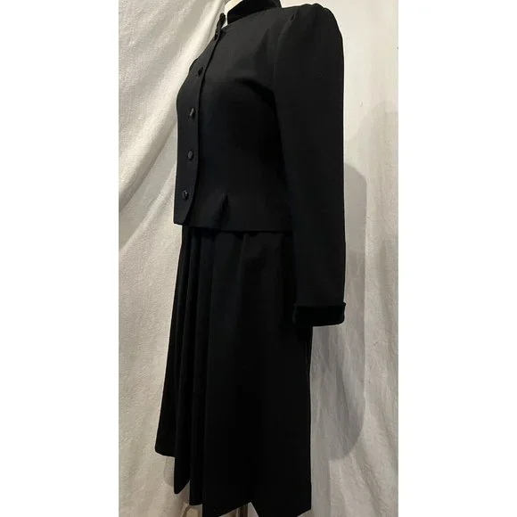 Sophisticated Black Skirt Set - Picture 6 of 16